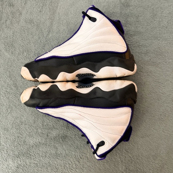 Jordan Kids Black and White Sneakers with Purple Accents - Picture 5 of 6